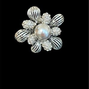 Elegant Silver and Pearl Flower ring